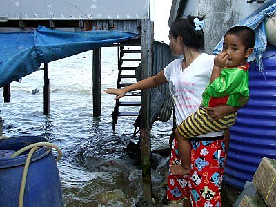 Onslaught of waves forces Phuket sea gypsies to evacuate homes