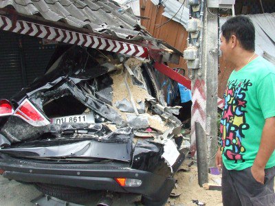 Three injured in Patong truck crash