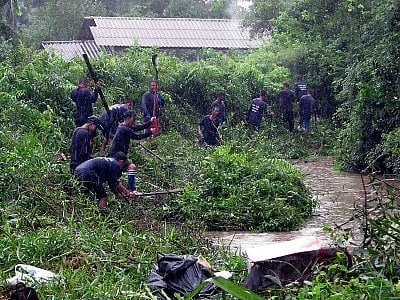 Phuket prisoners plunge into fight against floods