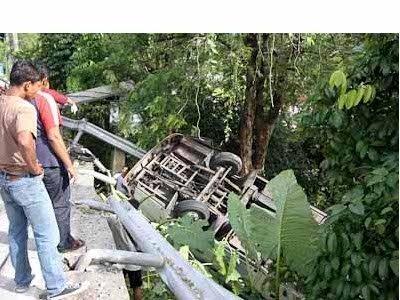 Phuket Breaking News: Bus overturns on Chalong-Kata hill