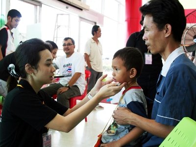 Phuket medical staff assist Ayutthaya flood victims