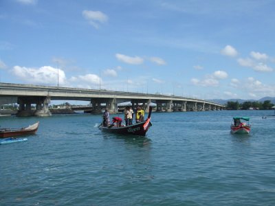 “Troubled’ lovers plunge from Phuket bridge, whereabouts unknown