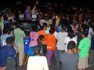 Phuket mob rises after accident kills two