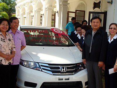 Phuket Red Cross Fair winner hands prize to his wife