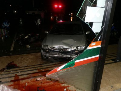 Phuket driver plows into 7-Eleven store