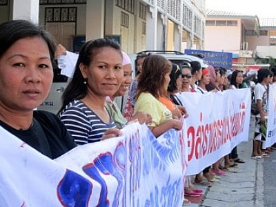 Phuket beach vendors demand investigation of land title deeds