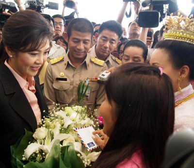 PM Yingluck hounded into Southern healthcare issues