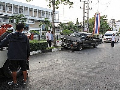 Phuket driver comes unstuck, hits tree