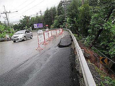 PHUKET ALERT: Monsoon comes, Patong Hill road goes