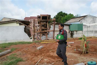 Pile-driving tower crushes three homes in Krabi