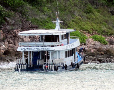 Grounded dive boat back in Phuket