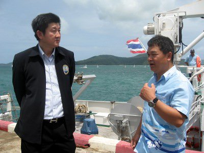 Phuket volunteers join cleanup at Koh Racha