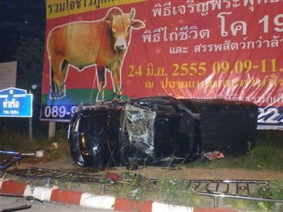 Pickup slams Heroines’ Monument in Phuket, one dead