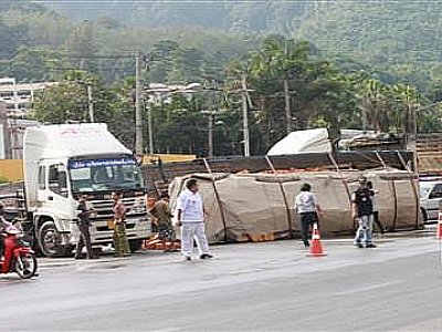 Trailer overturns on Phuket Town bypass road