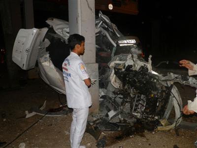 Phuket car crashes into overpass, 1 dead