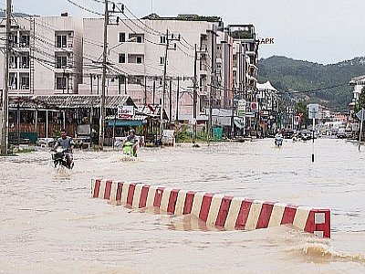 Heavy rain causes flooding in Patong, Phuket Town