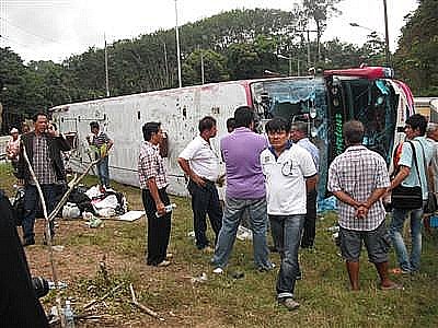 Bus from Phuket to Narathiwat crashes in Phang Nga