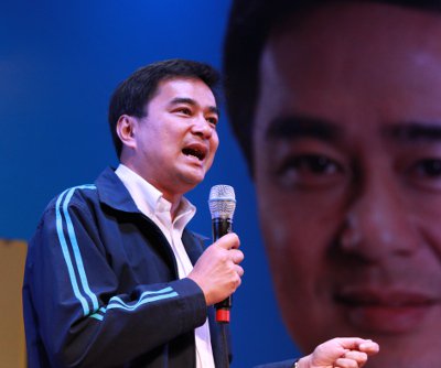 Abhisit Vejjajiva collects data for Phuket “blueprint’ at Simon Cabaret