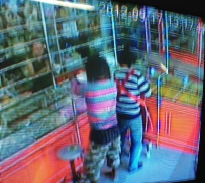 Police set up cordon to capture brazen Phuket gold shop robbers