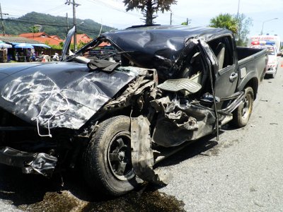 Lucky escape for Phuket driver as police hunt 18-wheeler