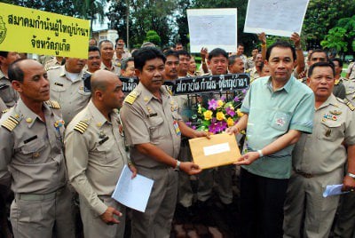 Phuket village headmen rally against new election law