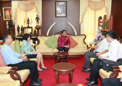 Chinese Consul-General raises tourist safety concerns with Phuket Governor