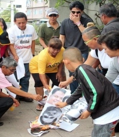 Phuket Yellow Shirts protest “Red Shirt Village’ project