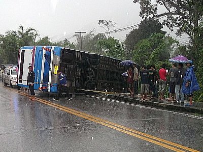 Eight injured as bus flips in heavy rain in Phang Nga