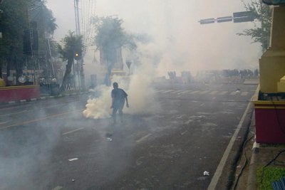 Bangkok Police fire tear gas to disperse Pitak Siam rally