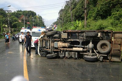 Phuket Big Buddha pickup truck flips in Karon, 8 injured