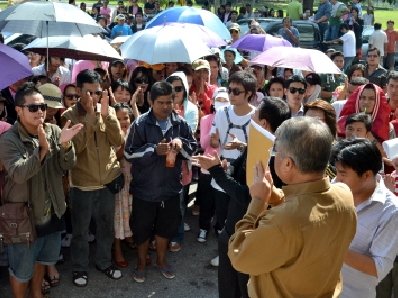 Phuket market vendors outraged by fake cop shake down