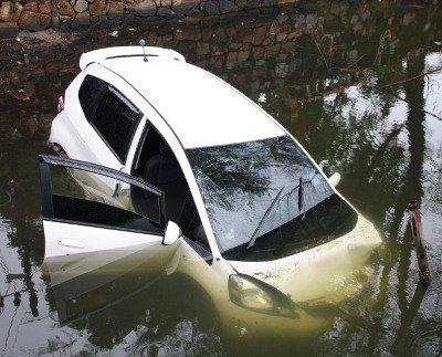 Six survive after car plunges into Phuket pond