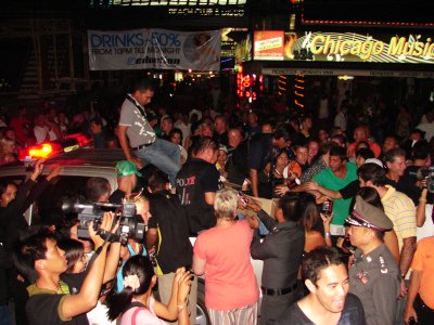 Phuket crowd mobs DEA for “Most Wanted’ souvenirs