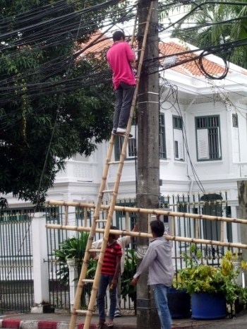 Phuket Town tackles power line problem