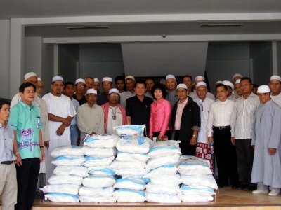 Phuket Governor donates sugar to fasting Muslims