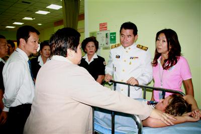 Phuket Governor visits Aussie accident victims