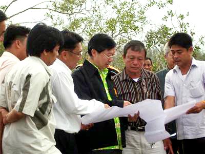 Senators tour Phuket mangrove encroachment site