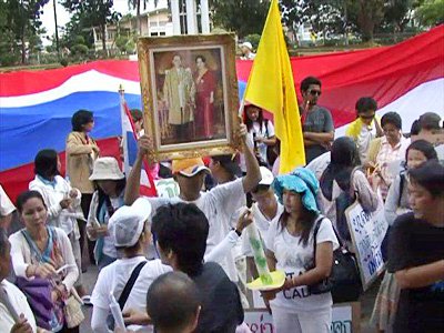 Phuketians march in support of prime minister