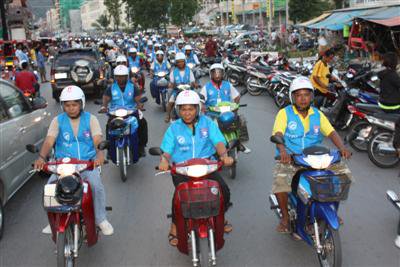 Patong motorbike taxi drivers get free helmets