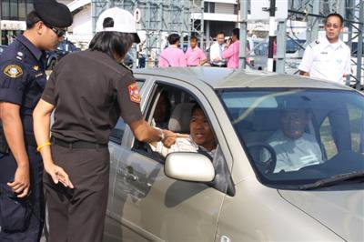 Crackdown on illegal taxis at Phuket Airport