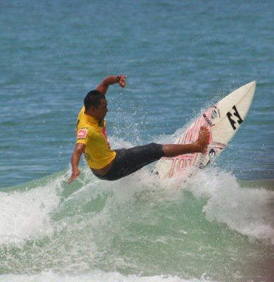 Rondi wins Men’s Open Final at Phuket’s Quiksilver 2011 Surf Competition