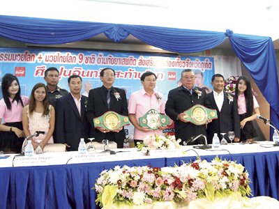 Phuket sports: Boxing battle on Patong Beach