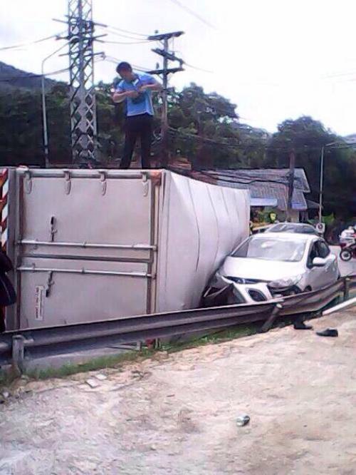 Traffic resumes after 10-wheeler flips on Patong Hill