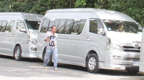 Phuket tourist van drivers win reprieve against arrests