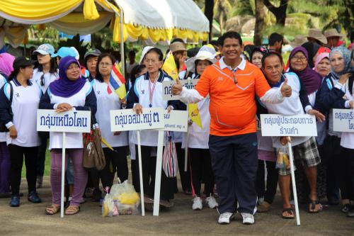 Phuket beach community honors His Majesty