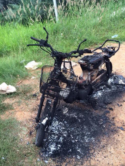 Garden variety motorbike arson near Phuket viewpoint