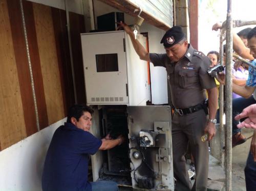 Patong ATM thieves caught with skimming equipment re-enact crime