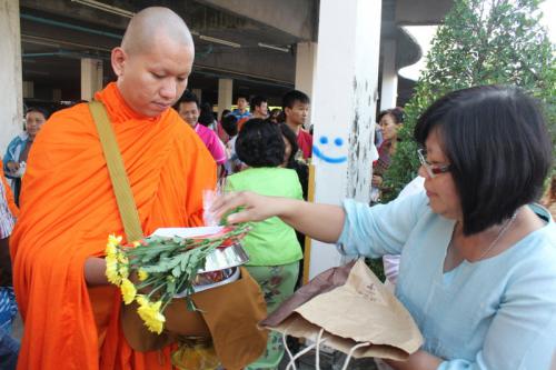 Phuket offerings, blessings mark New Year 2014