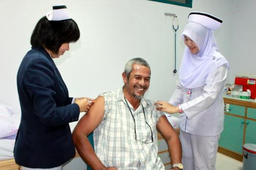 Phuket Hajj pilgrims line up for free vaccines