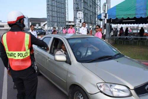 Phuket votes for tough action against illegal taxis